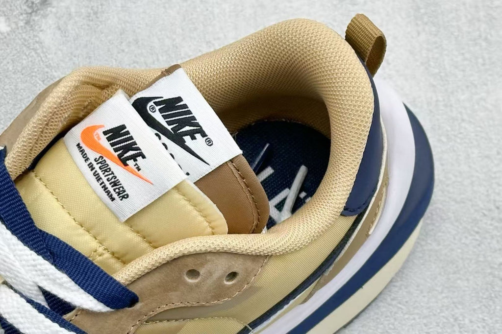 Nike Vaporwaffle sacai Sail Gum Shoes