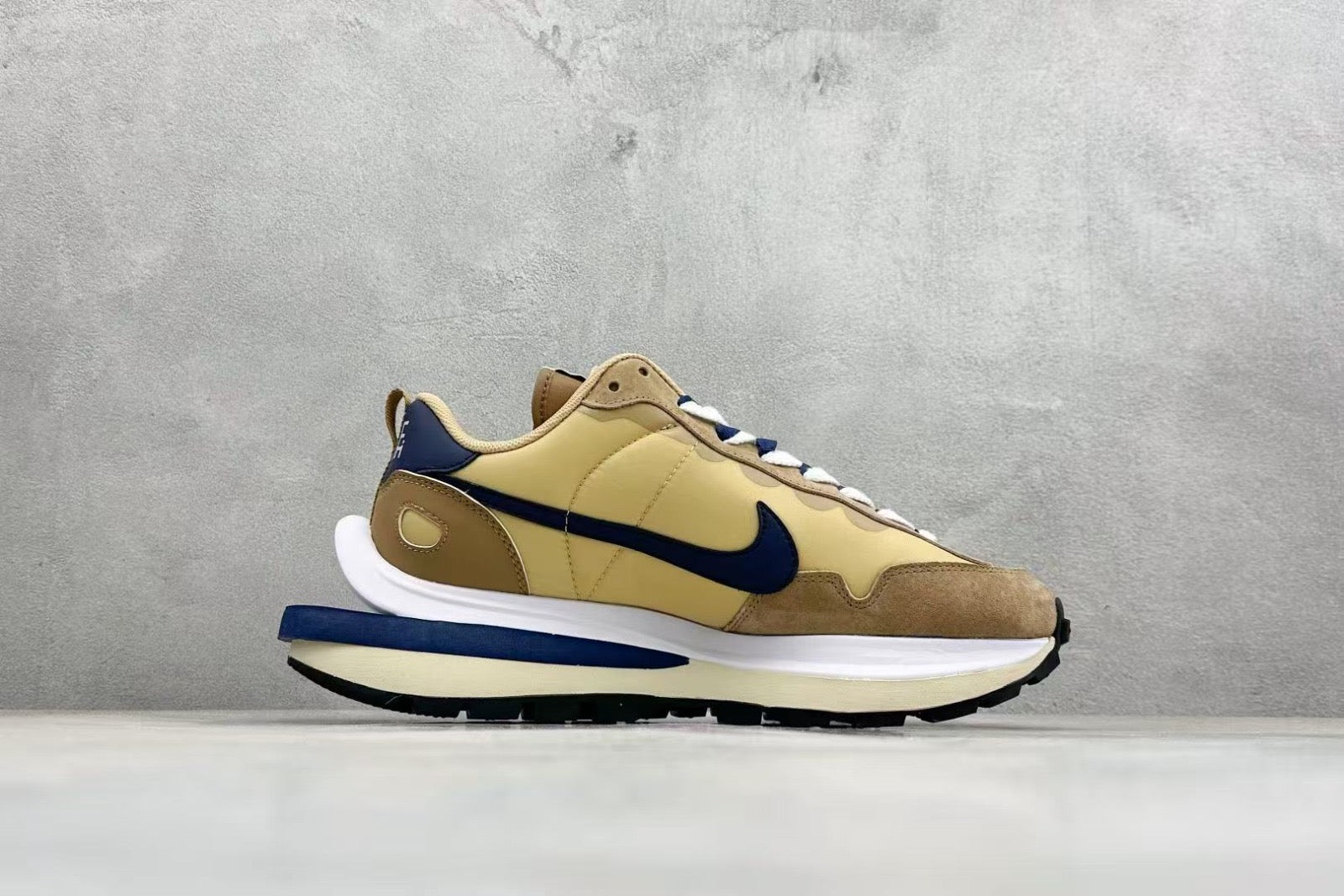 Nike Vaporwaffle sacai Sail Gum Shoes